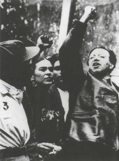 Frida Kahlo đi biểu tình cùng chồng năm 1936