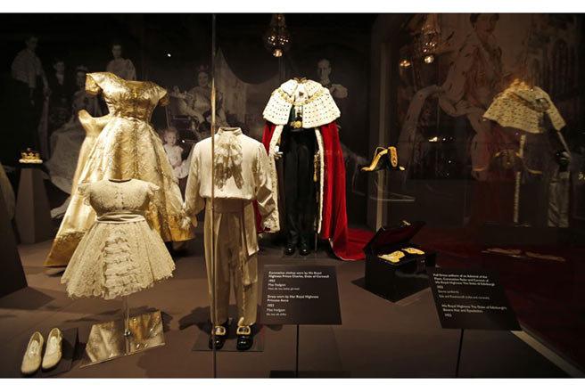 Dĩ nhiên là trang phục cho các thành viên khác của hoàng tộc cũng có mặt tại triển lãm; trong hình là trang phục của Hoàng tử Charles và Công chúa Anne. Đằng sau là trang phục của chồng Nữ hoàng. Ảnh: Lefteris Pitarakis