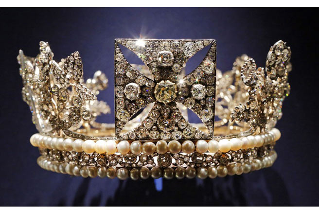 Vương miện của Nữ hoàng, làm từ (rất nhiều) kim cương, ngọc trai, bạc, và vàng. Ảnh: Lefteris Pitarakis