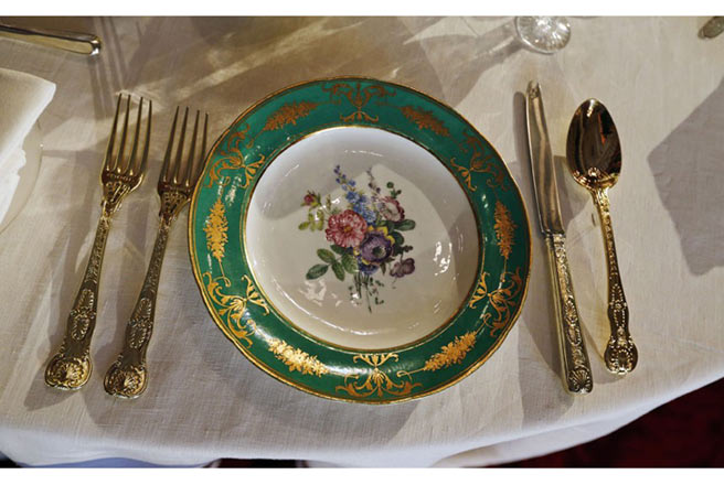 Bộ đĩa ăn thời Georgian (thế kỷ 18-19) trên bàn tiệc, những thứ và chúng ta sẽ không bao giờ có. Ảnh: Lefteris Pitarakis