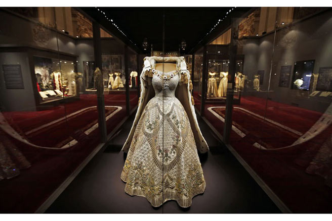 Một trong những hiện vật trưng bày: Chiếc váy Nữ hoàng Elizabeth II mặc trong buổi Lễ Đăng Quang. Nếu nhìn kỹ, trên chiếc váy có thêu hoa hồng (biểu tượng của nước Anh), cây kế (Scotland), cỏ ba lá (Bắc Ai-len), hoa thuỷ tiên (Wales). Ảnh: Lefteris Pitarakis