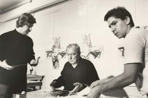 James Meyer (phải, áo trắng), trợ lý của bậc thầy Jasper Johns (giữa)