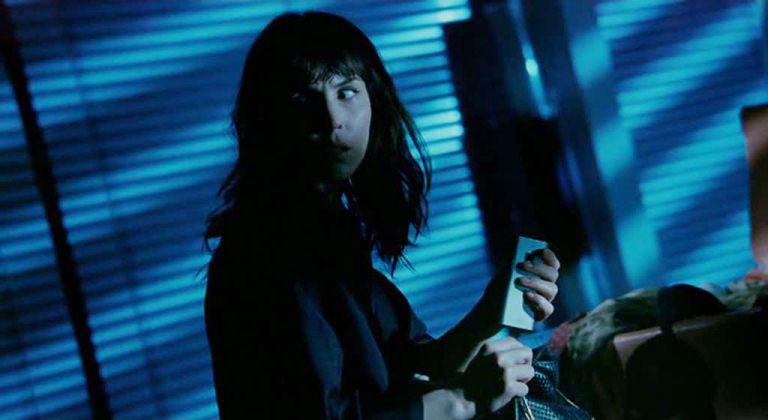 Diễn viên Noomi Rapace trong một cảnh của “Passion”. Kỹ thuật dùng ánh sáng “toàn xanh” hoặc “toàn đỏ” để tạo màu “kiểu thập niên cũ” là “tủ” của De Palma.