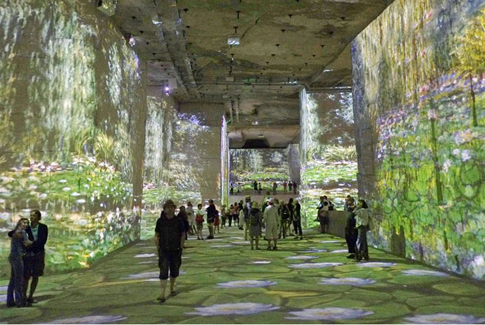 BAUX-DE-PROVENCE - Khách du lịch ngắm những hình chiếu (bằng máy projector) của các bức họa trong buổi triển lãm "Monet, Renoir... Chagall. Cuộc hành trình quanh vùng Địa Trung Hải" tại gallery Carrieres de Lumieres ở Baux-de-Provence hôm 30. 7. 2013. Triển lãm sẽ kéo dài đến ngày 5. 1. 2014 (lâu thế nhỉ?) Ảnh: Boris Horvat 