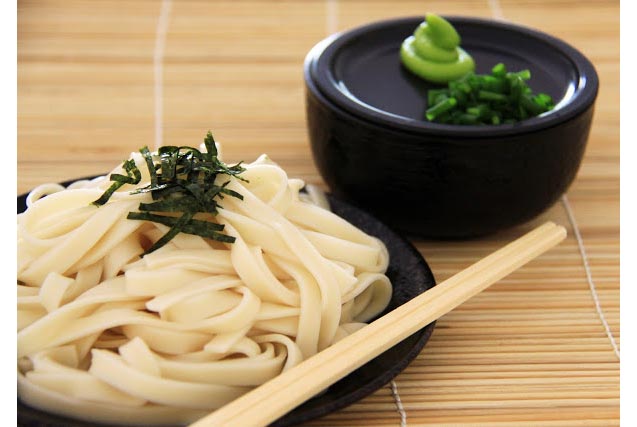 Kishimen udon ăn lạnh với nước chấm, washabi, và hành lá. Loại udon này lâu lâu sẽ thấy bên trời Tây. 