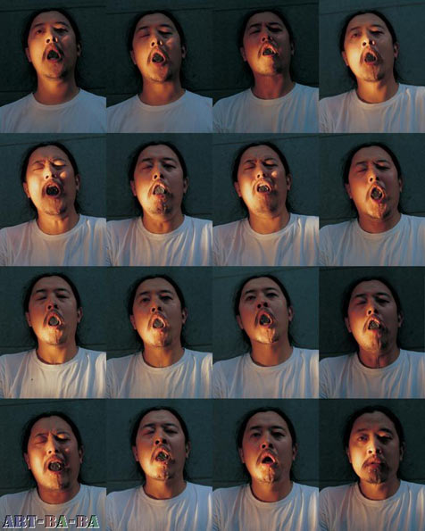 “Đồng một Nhân dân tệ”, 2006, Changsha: Mở to miệng, trong có giữ đồng 1 tệ. Sau 20 phút thì phản ứng tự nhiên là nôn và chảy nước mắt.